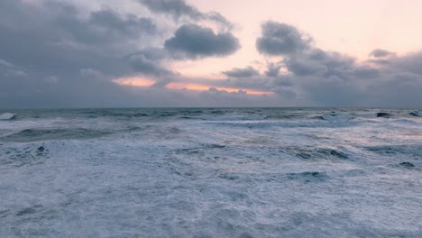 Vik-Black-Beach-Drone-Volando-Girando-Hacia-El-Mar-Islandia