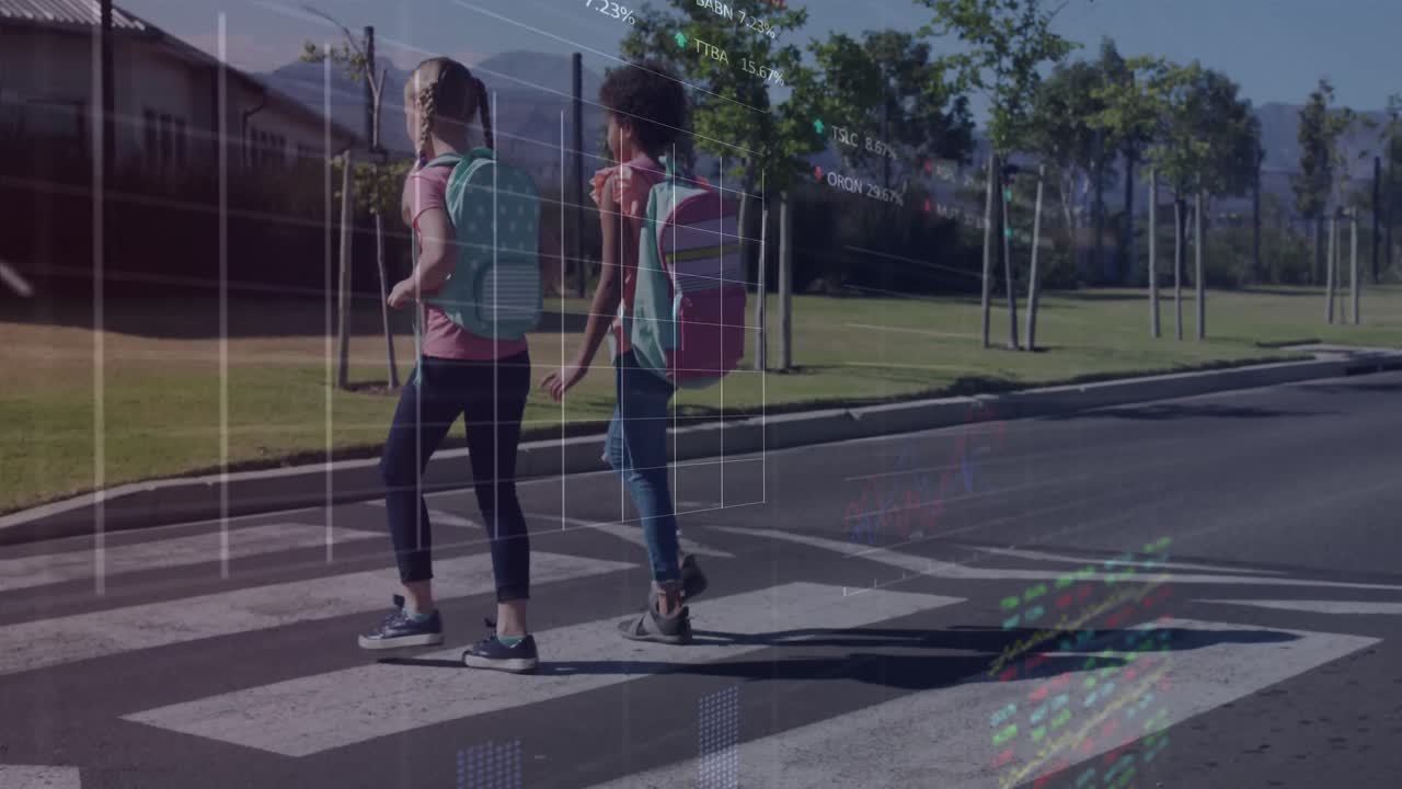 procesamiento de datos de la bolsa contra dos niñas de escuela diversas que cruzan la calle