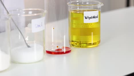 experimento de mezcla de colorantes en aceite y agua