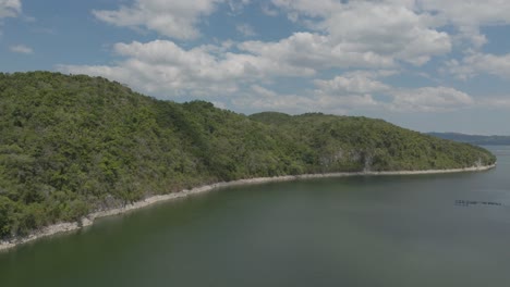 Piscicultura-De-Tilapia-En-Jaula,-Presa-De-Hatillo-En-República-Dominicana