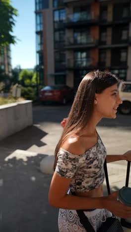 mujer caminando con una maleta en la ciudad