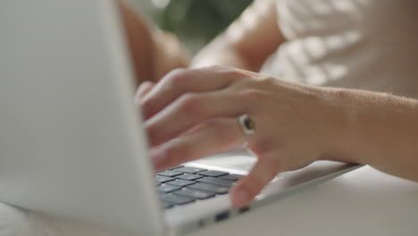 joven usando una computadora portátil en casa