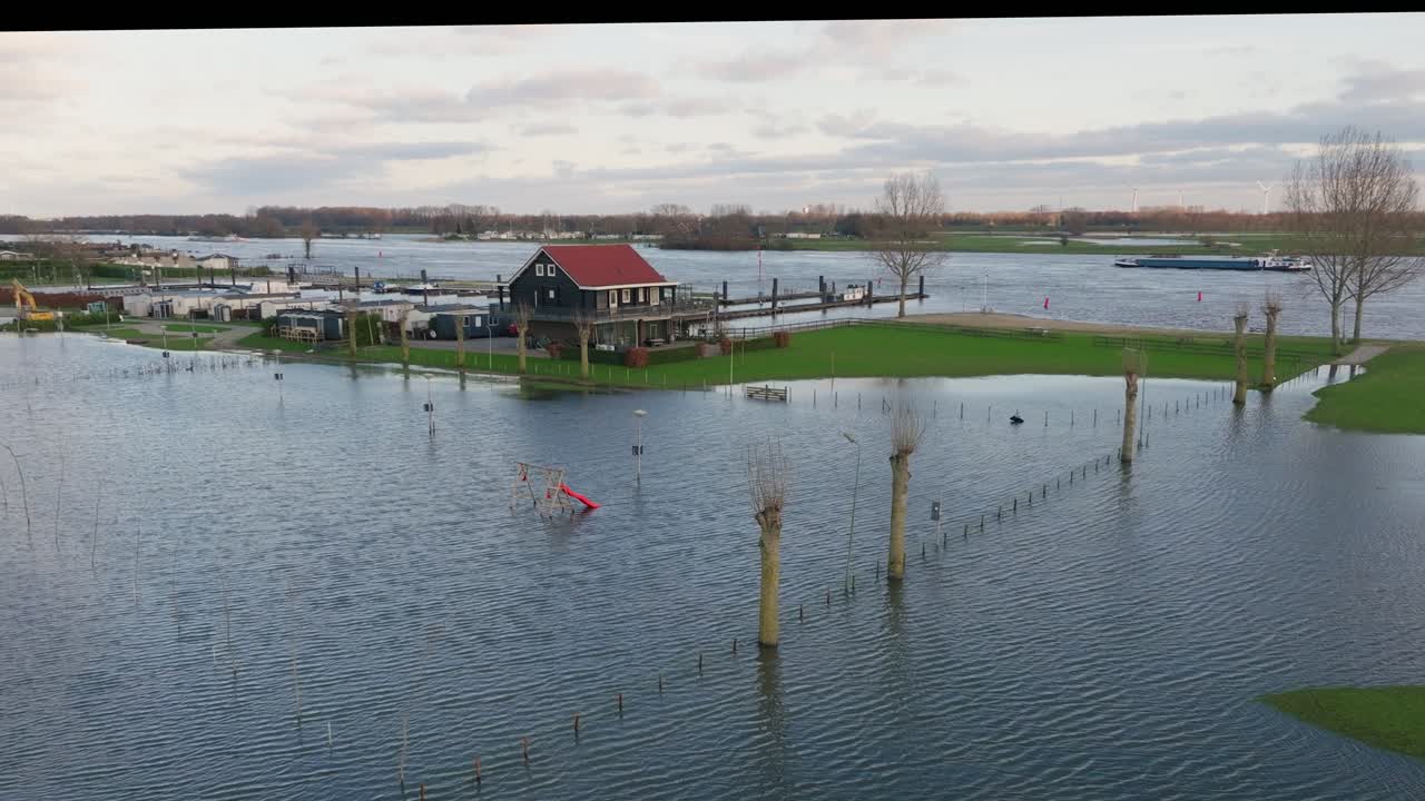 집들이 가득 찬 강변