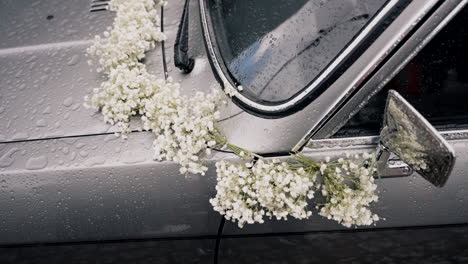 Coche-Vintage-De-Boda-Decorado-Con-Flores-Blancas-De-Aliento-De-Bebé.