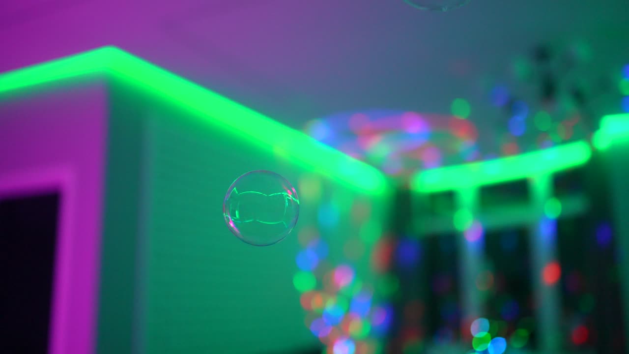 거품과 불빛이 있는 다채로운 방