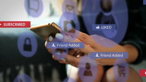 animación del texto de las redes sociales en pancartas con iconos digitales sobre una mujer que usa un teléfono inteligente