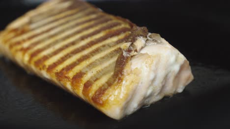rebanada de salmón cocinado en sartén