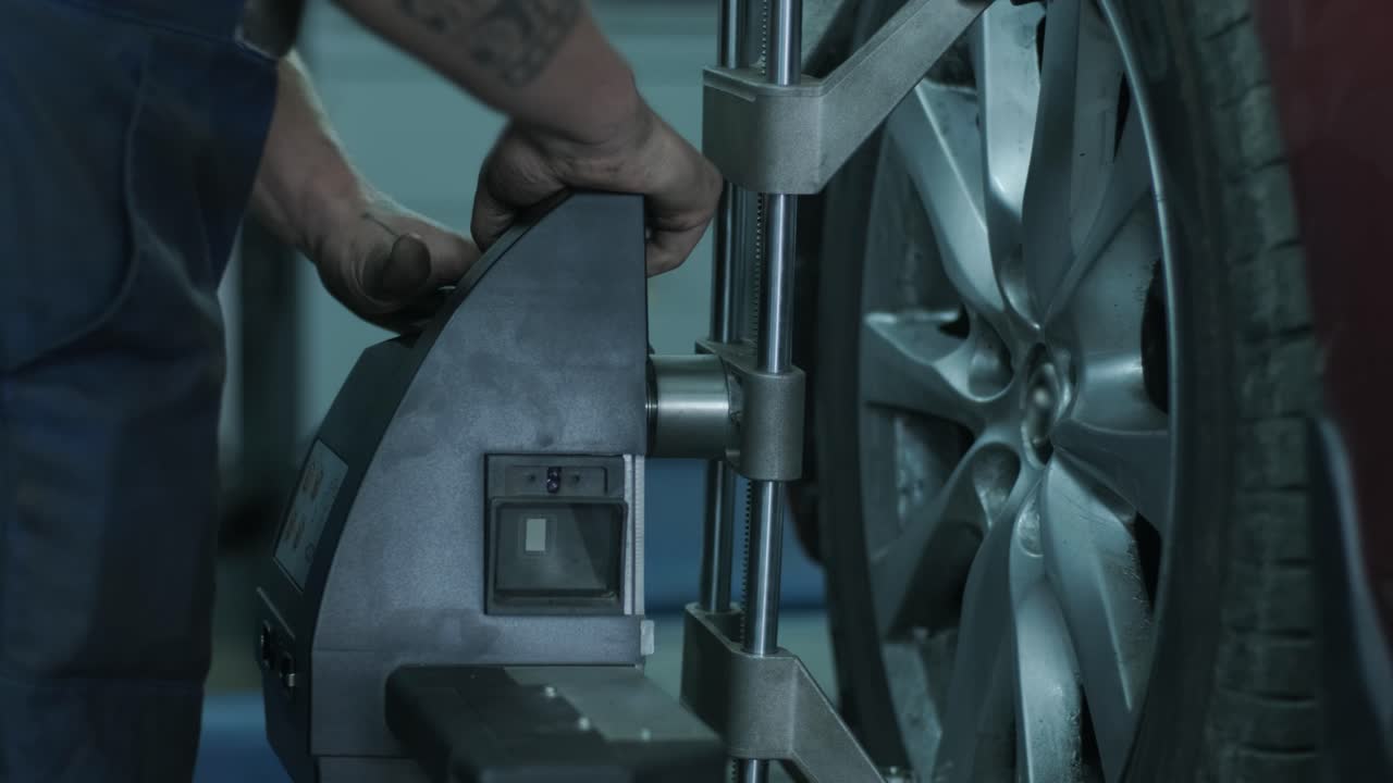 instalación profesional de neumáticos en un servicio de automóviles