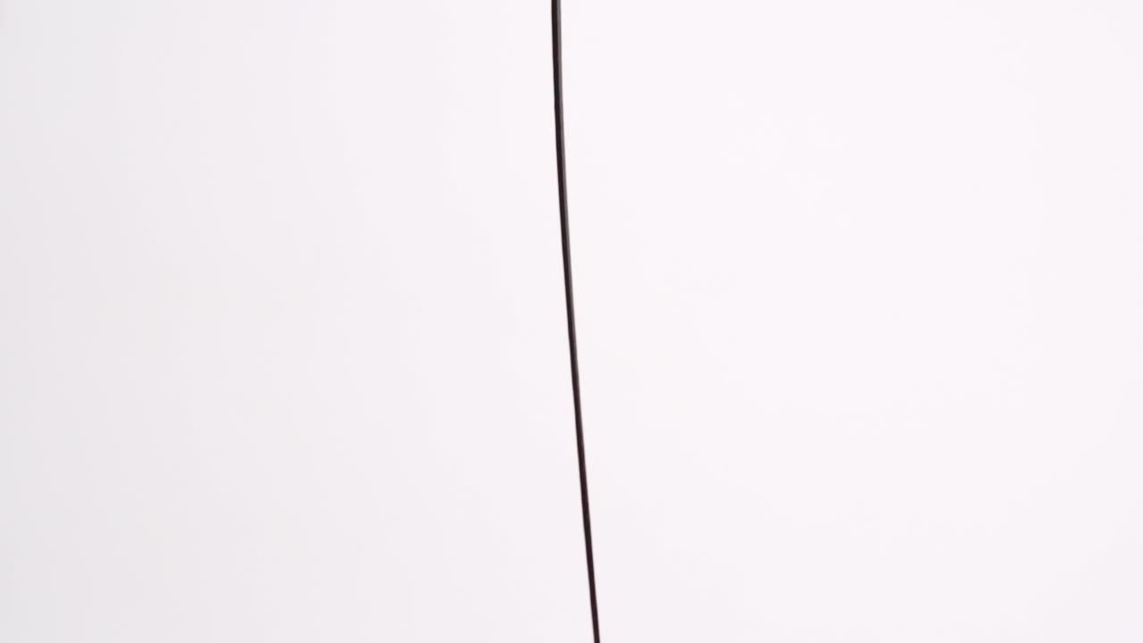 el postre de helado de jarabe de chocolate hershey llovizna y cae a cámara lenta sobre fondo blanco