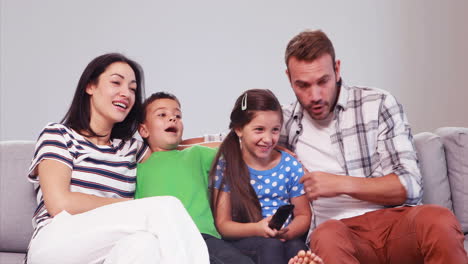 Riendo-Y-Luego-Asustado-Familia-Viendo-Televisión