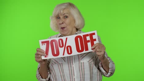 la abuela mayor mostrando hasta un 50 por ciento de descuento en la inscripción, descuentos publicitarios, mirando asombrado