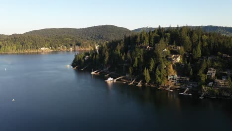 lujosas propiedades inmobiliarias en deep cove columbia británica