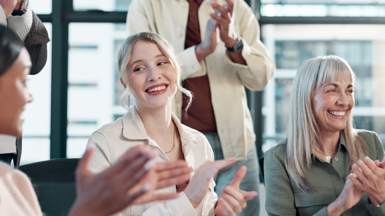 팀이 사무실에서 성공을 축하하고 있습니다.