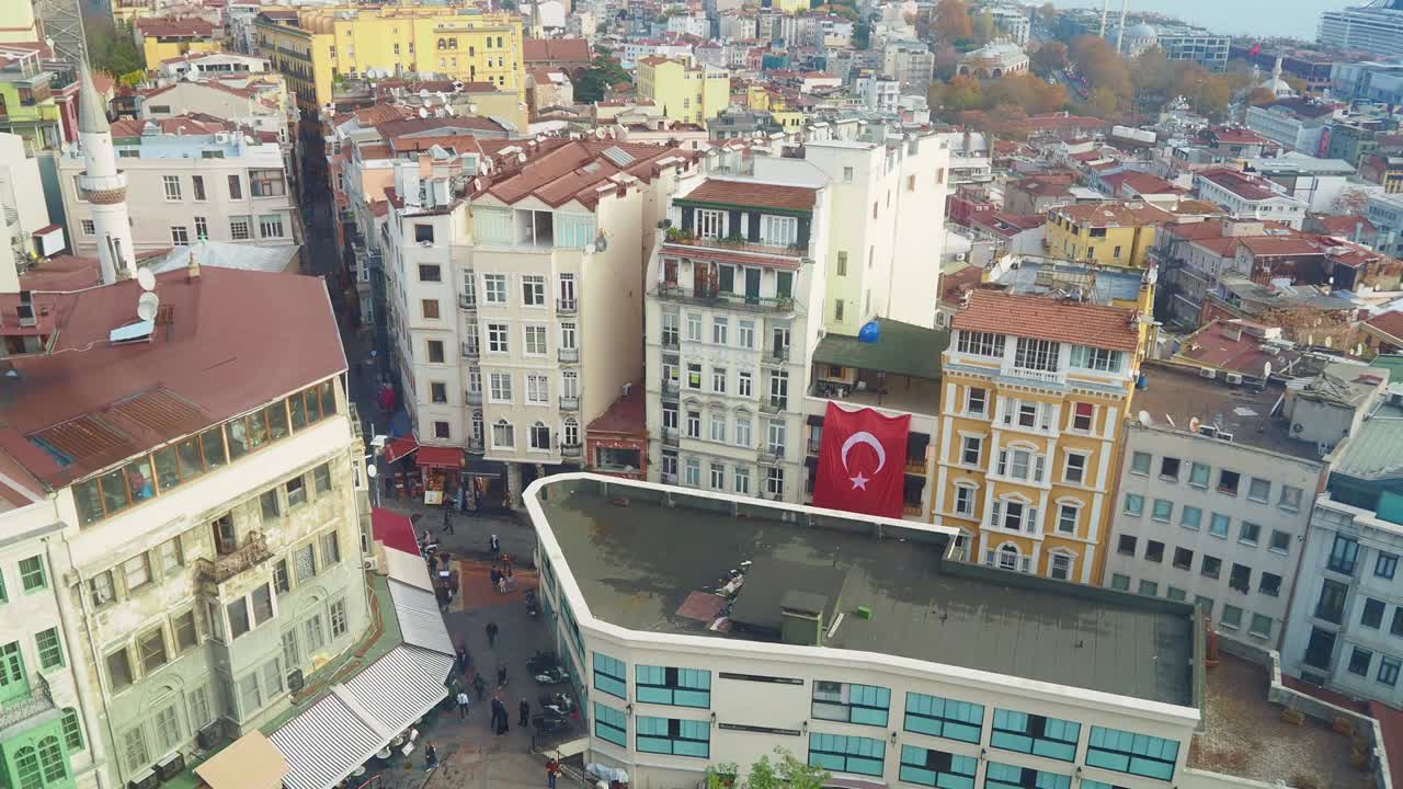 paisaje de la ciudad de estambul con bandera turca