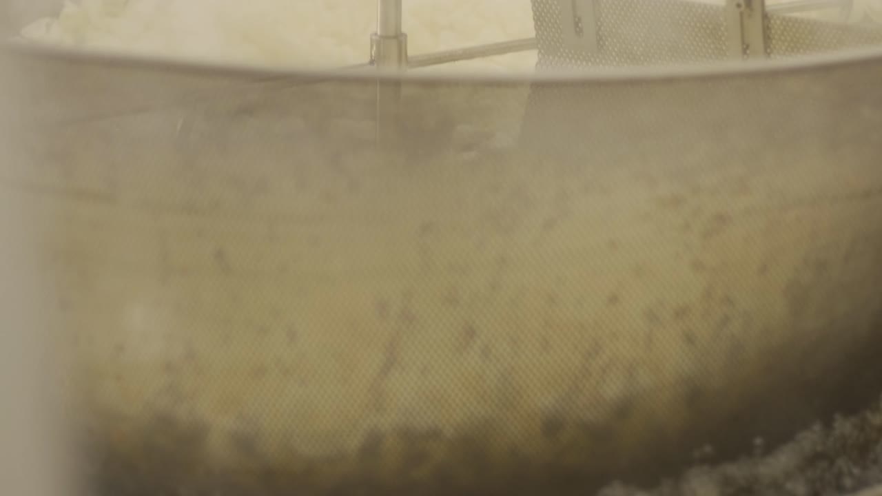 감자 과 간식 생산: 산업용 김 기계: 은 기름으로 큰 그에 김됩니다. 생산 공장 라인은 김 후 황금 감기 을 움직입니다.