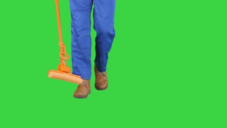 limpieza del piso con un trapeador en una pantalla verde, llave de croma