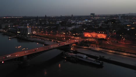 Drohnenschuss-Bei-Nacht-über-Mainz-Direkt-Nach-Der-Magischen-Stunde-An-Einem-Warmen-Frühlingstag,-Der-Die-Stadt-Der-Biontech-Im-Hintergrund-Zeigt