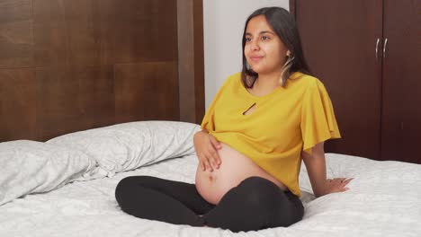 a, 나이 적은 편의, 임신한, latinx, 여자, 착석, 통하고 있는, 침대