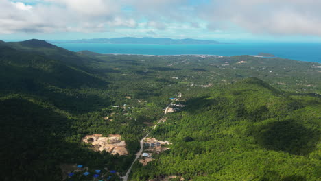 Drone-Aéreo-De-Gran-Altitud-De-Las-Tierras-Altas-En-La-Isla-De-Fiesta-Koh-Phangan,-Famoso-Por-Su-Fiesta-De-Luna-Llena-En-La-Comunidad-De-Mochileros-Del-Sudeste-Asiático