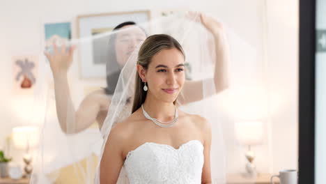 novia, boda y mujer ayudando con el velo