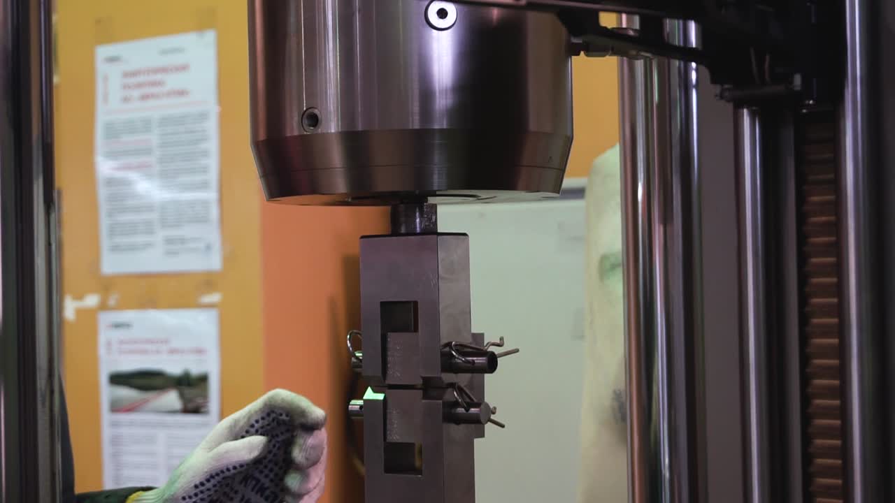 ensayo de tracción de muestras metálicas