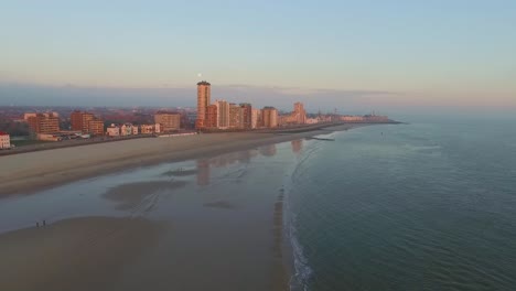 antena: el bulevar, la playa y la ciudad de vlissingen durante la puesta de sol