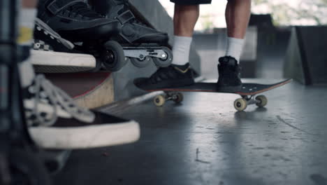atleta cansado relajándose después del entrenamiento en el parque de skate. hombres piernas en zapatillas de deporte.