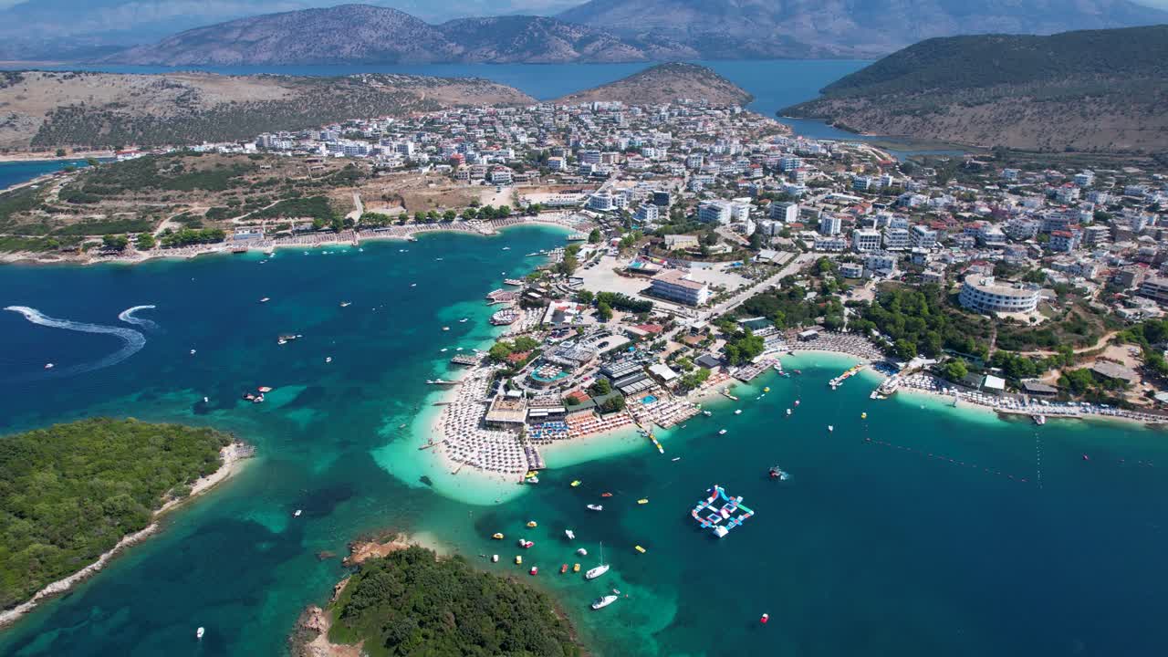 카밀 해안 탈출: 호텔, 리조트, 그리고 에메랄드 바다,  ⁇  모래 해변, 선체어 우산 - 당신의 궁극적인 여름 휴가