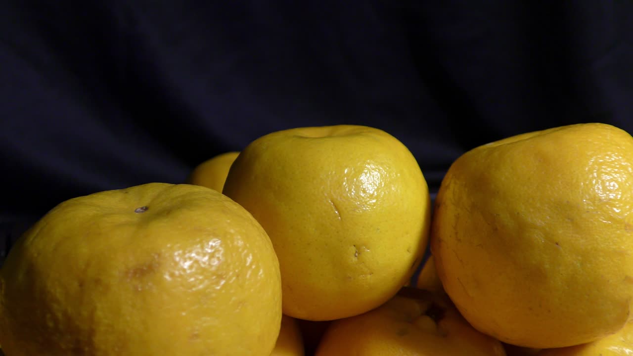 Many oranges moving in the circle and stacked