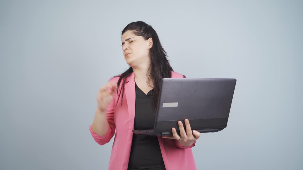 노트북을 보는 사업가 여성이 좌절하고, 슬프고, 무력해지고 있습니다.