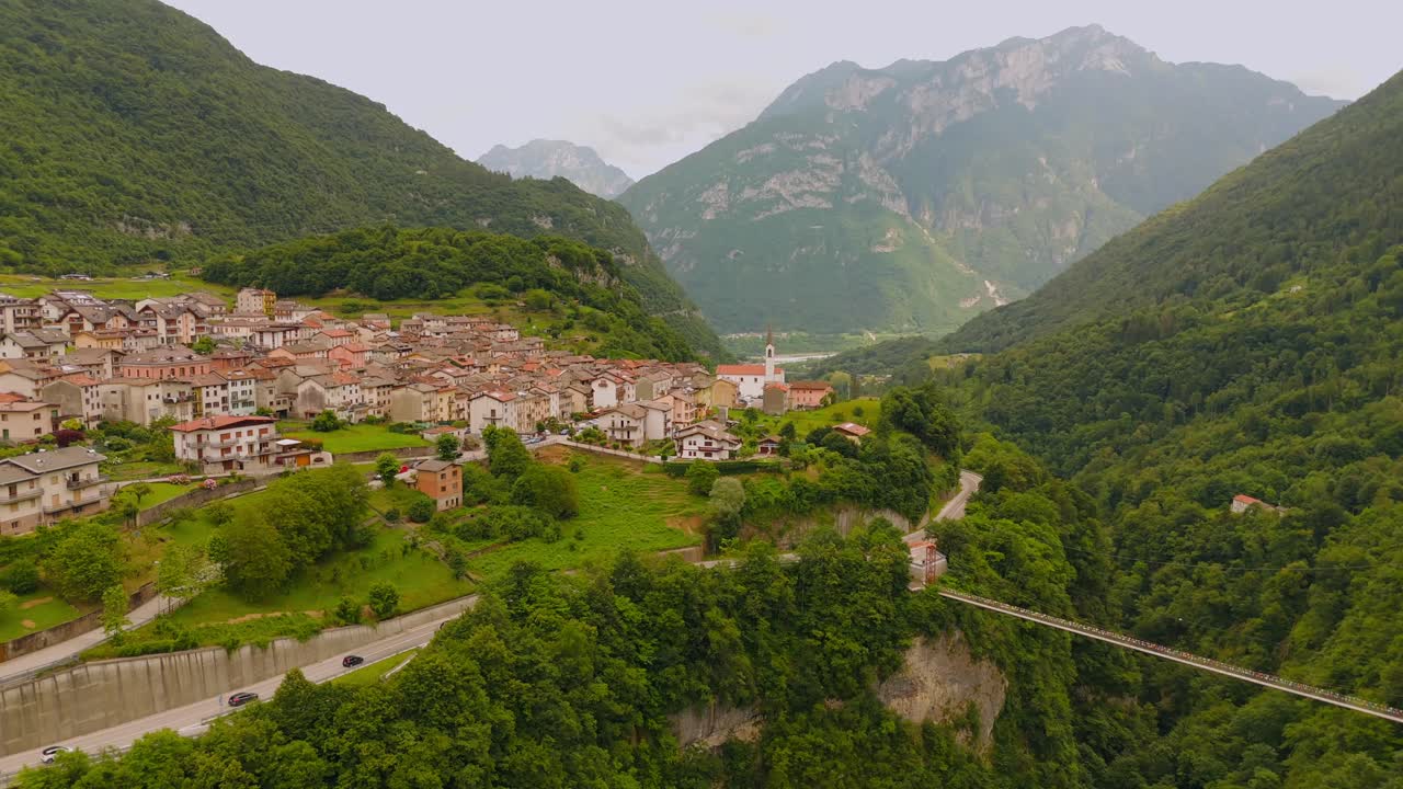 Veduta aerea di un borgo montano in Italia