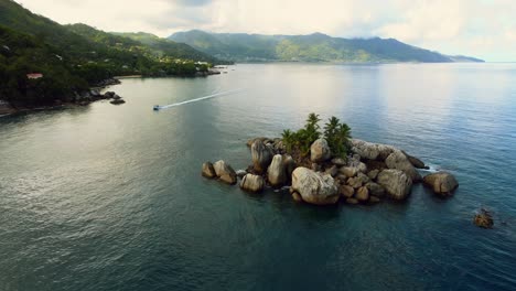 Mahe-Seychelles-Pequeña-Isla-Y-Barco-De-Paso-De-La-Costa-Norte