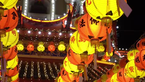 linterna roja y amarilla en kek lok si.