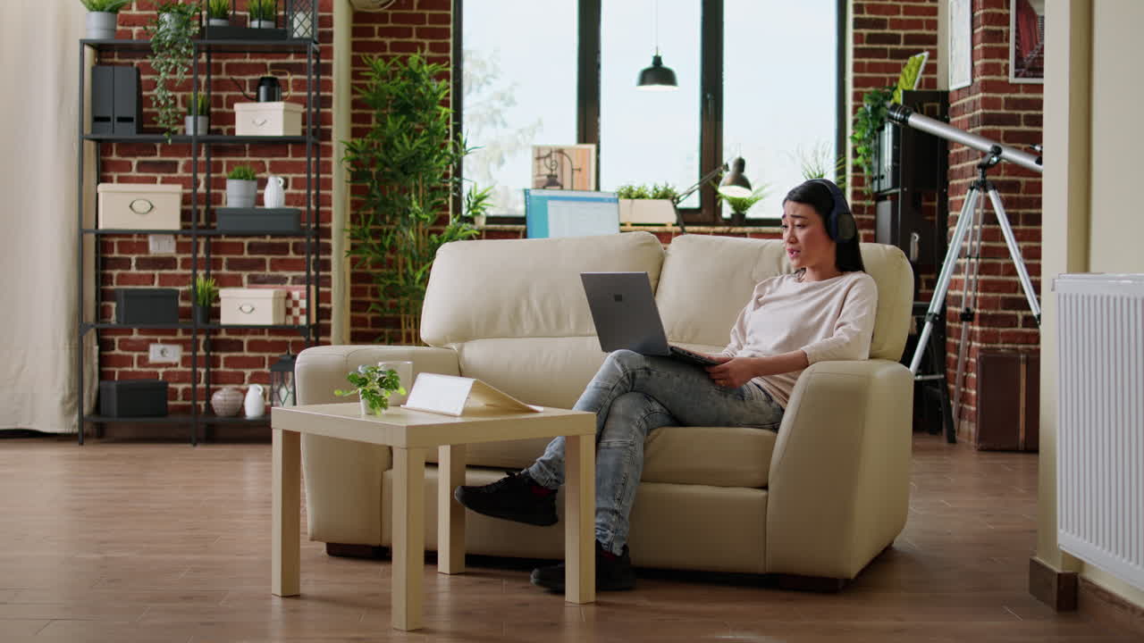 소파 에 노트북 을 사용하는 여자