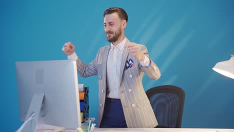 un hombre de negocios feliz y positivo se alegra, baila y abraza su computadora y la ama.