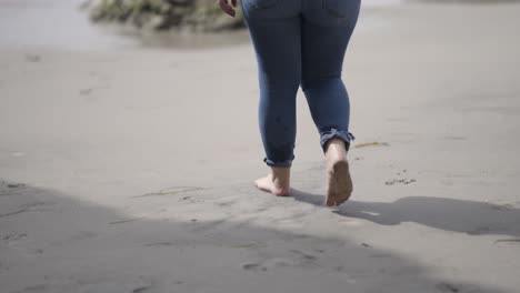 Mädchen-Zu-Fuß-Durch-Wasser-Und-Sand-Am-Strand-Von-El-Matador-In-Südkalifornien-In-Der-Nähe-Von-Malibu---Nahaufnahme