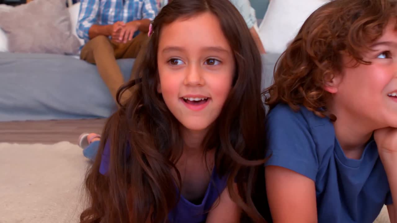 hermano y hermana acostados en el suelo