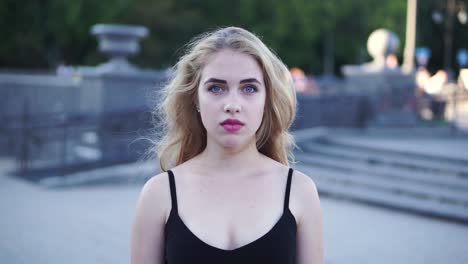 retrato de una mujer en la ciudad