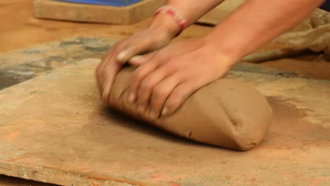 El-Alfarero-En-El-Trabajo-Hace-Platos-De-Cerámica.-India,-Rajastán.