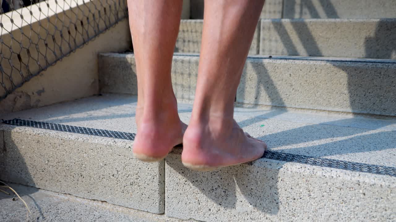 계단 가장자리 에서 다리 를  ⁇ 는 운동