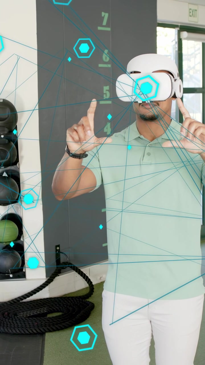 Video verticale: Uomo con visore VR che alza le mani, pizzicando e indicando nodi esagonali ciano per regolare l'allenamento