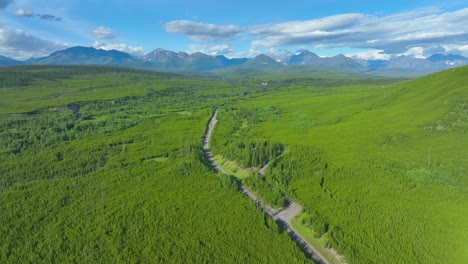 Leere-Straße-Zwischen-Dem-üppigen-Grünen-Wald-An-Einem-Sonnigen-Tag-Mit-Blick-Auf-Die-Berge-Im-Sommer