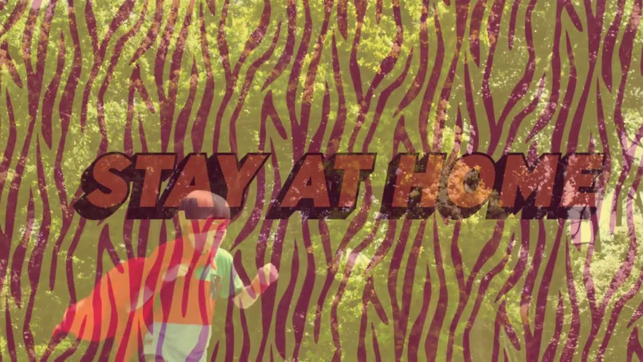 케이프를 입은 백인 소년보다 집에 머무르는 텍스트의 애니메이션