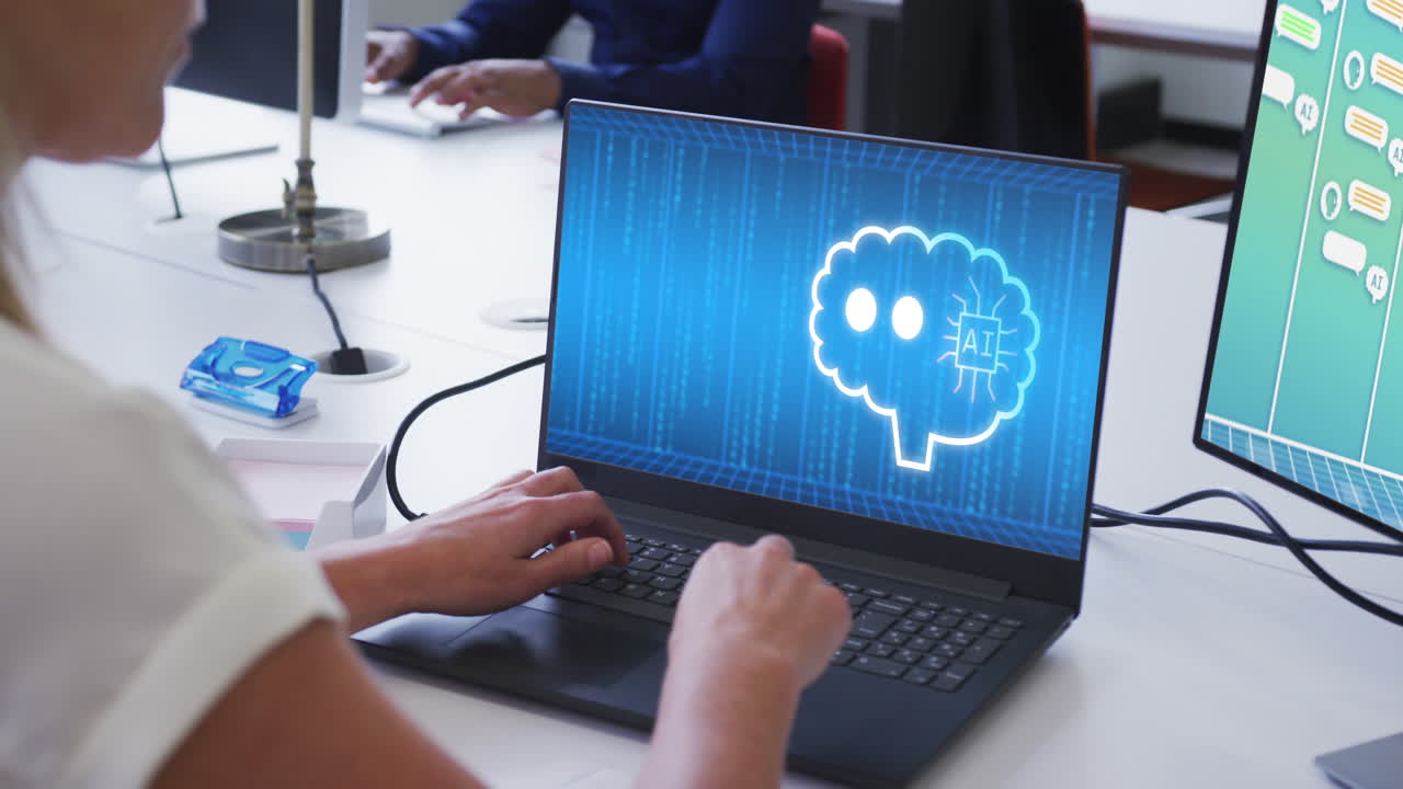 백인 사업가 여성이 사무실에서 스크린에서 데이터 처리를 하는 노트북을 사용하고 있습니다.