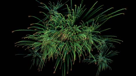 múltiples explosiones de fuegos artificiales con rastros.