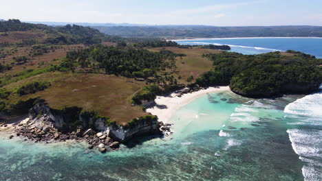 pantai watu bella - playa de arena blanca en la isla de sumba durante el verano en indonesia