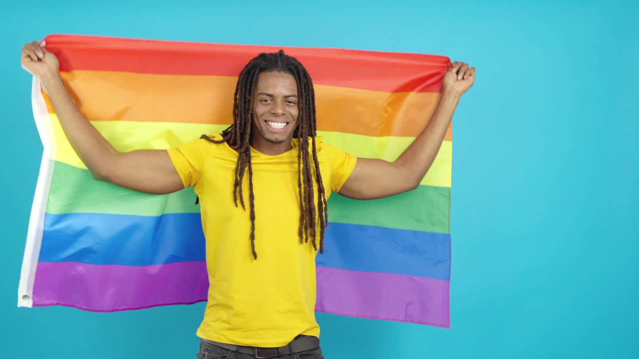 hombre con bandera arco iris