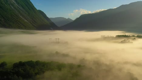 Niebla-Matutina-Sobre-El-Valle-Entre-Las-Montañas-A-La-Luz-Del-Sol.-Niebla-Y-Hermosa-Naturaleza-De-Imágenes-Aéreas-De-Noruega.