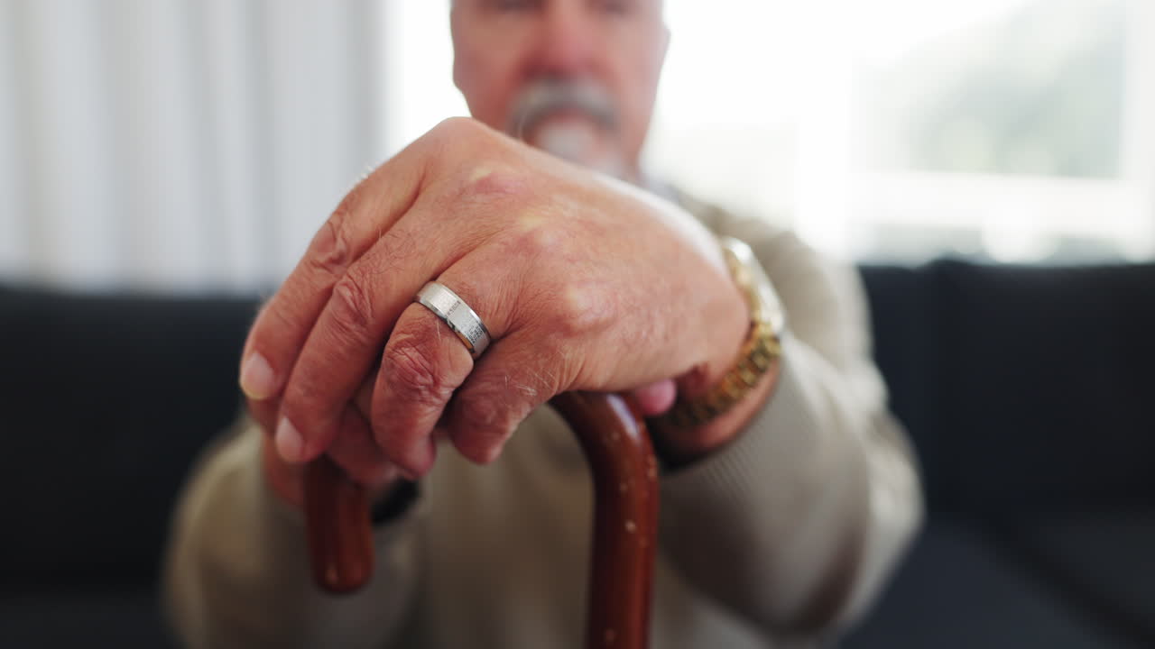 지 ⁇ 이, 지원 및  ⁇ 은이의 손으로 생각