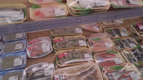 Fisch-Verpackt-Im-Display-Zum-Verkauf-Im-Supermarkt-In-Kyoto,-Japan,-Verkauf-Von-Gesunden-Meeresfrüchten